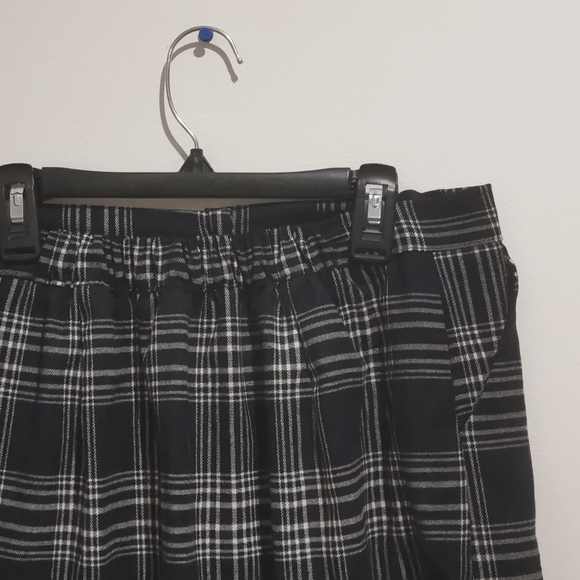 🌸 Navy Blue Plaid Skirt 🌸 - Picture 3 of 5